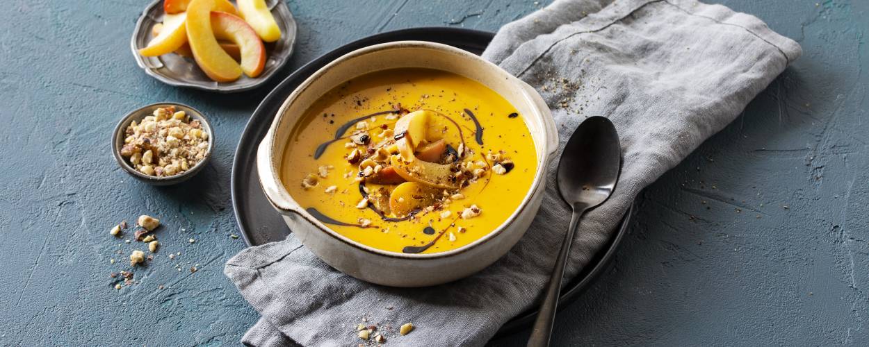 Kürbissuppe mit Äpfeln und Haselnüssen