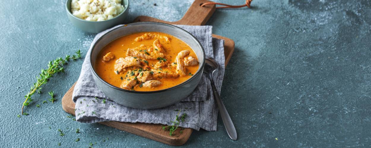 Low-Carb-Putengulasch in roter Sahnesoße