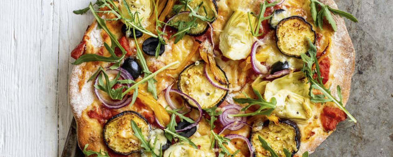 Pizza mit Gemüse auf Blech 