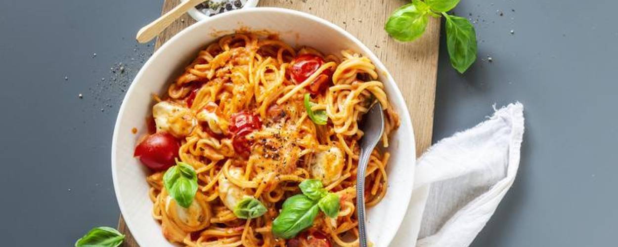 Spaghetti mit Tomate, Mozzarella & Basilikum