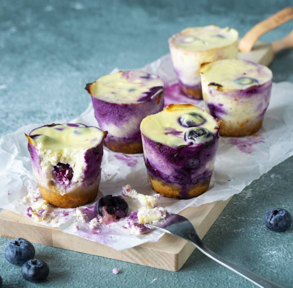 Low-Carb-Käsekuchenmuffins mit Blaubeeren