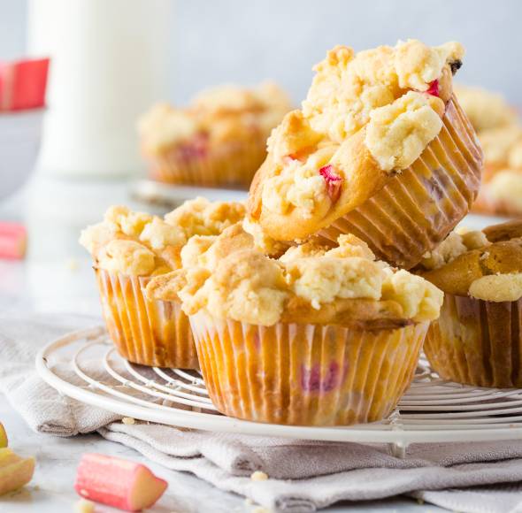 Rhabarbermuffins mit Streuseln