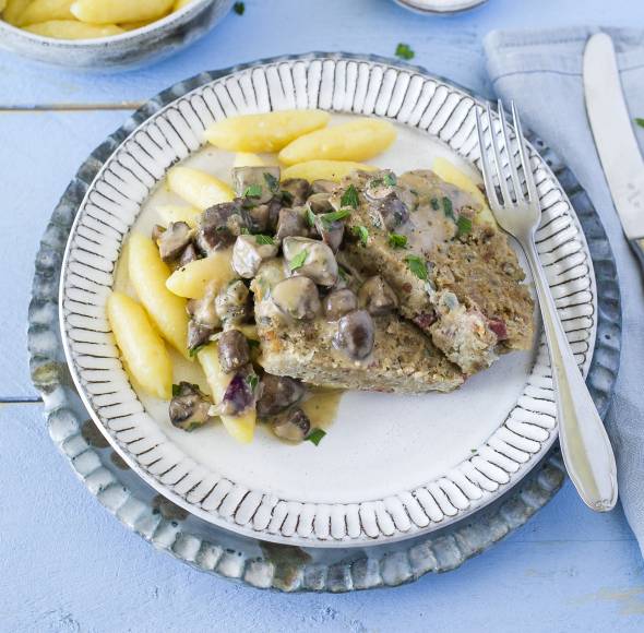 All-in-one-Hackbraten mit Schupfnudeln und Champignon-Rahmsoße