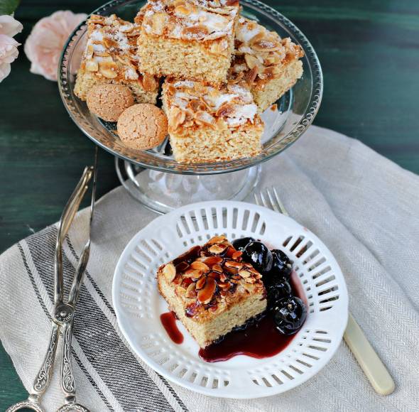 Amarettinikuchen mit Amarenakirschen
