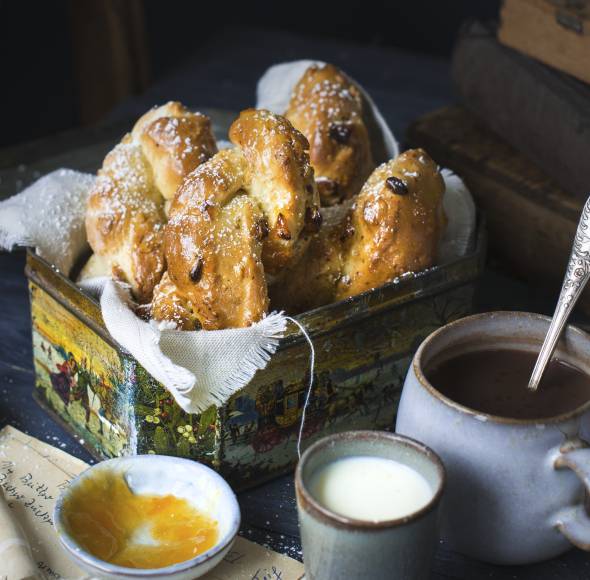 Aprikosen-Hefezöpfe mit Haselnüssen