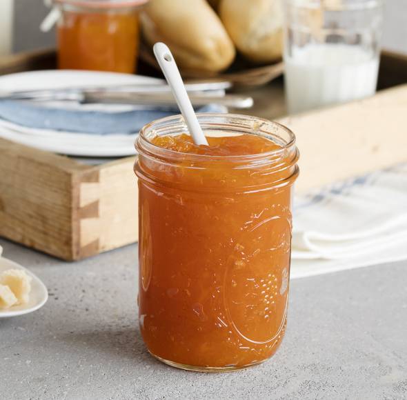 Aprikosenkonfitüre mit Marzipan