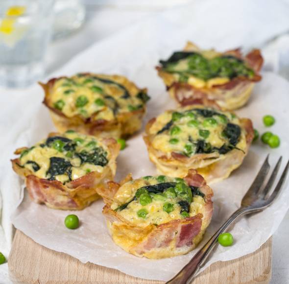 Bacon-Muffins mit Spinat, Erbsen und Ei