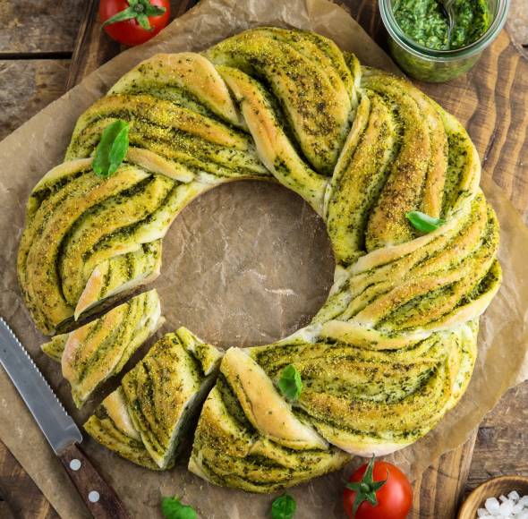 Basilikum-Brotkranz mit Knoblauch