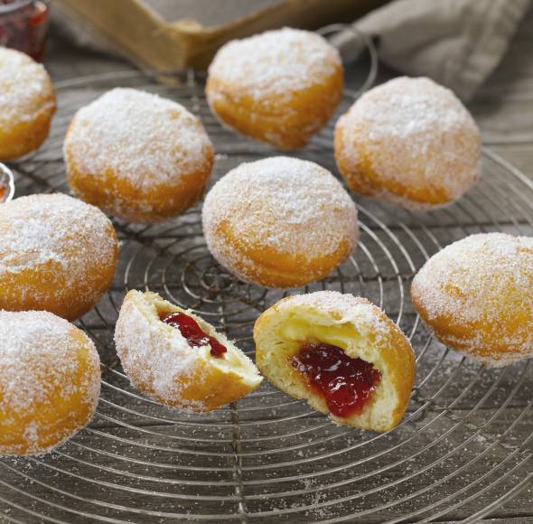 Berliner mit Pflaumenkonfitüre