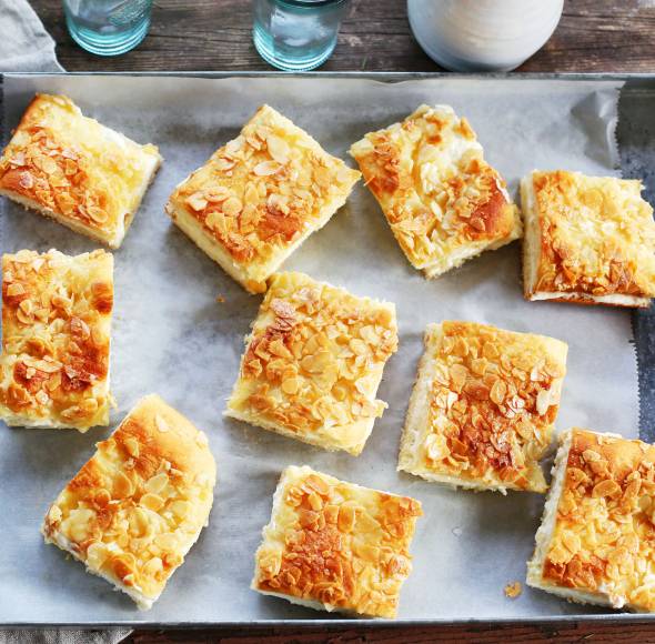 Bienenstich mit Puddingfüllung