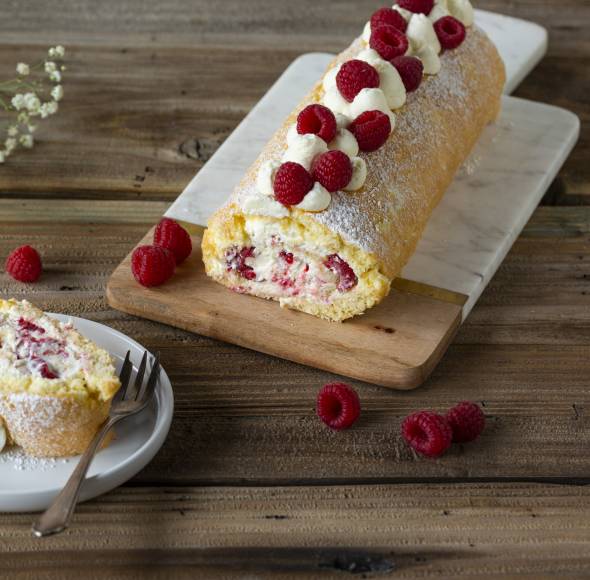 Biskuitrolle mit Mascarponecreme und Himbeeren