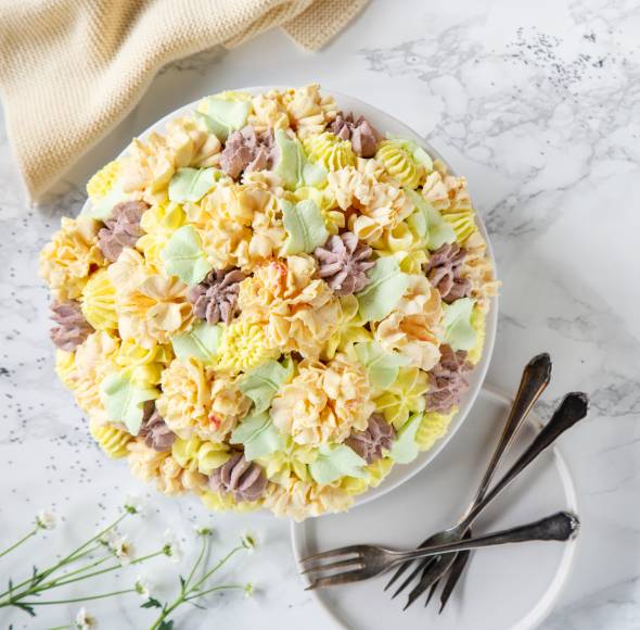 Blumen-Kuppeltorte mit Limetten-Mohn-Creme