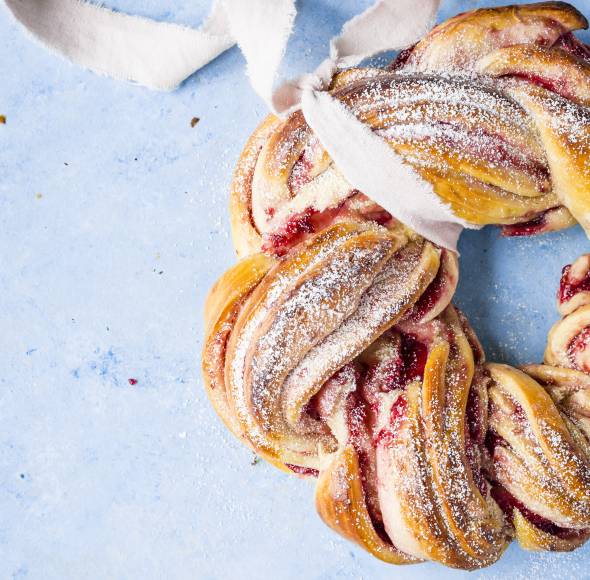 Briochekranz mit Himbeeren