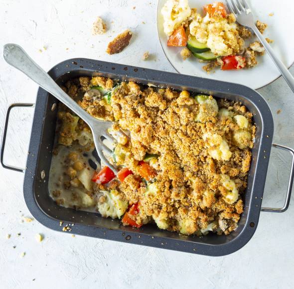 Buntes Gemüse mit Käse-Brot-Crumble
