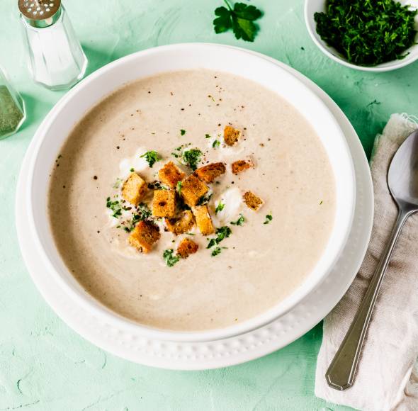 Champignoncremesuppe mit Creme fraîche-Swirl