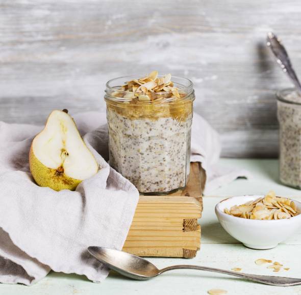 Chia-Mandeldrink-Pudding mit Obstpüree