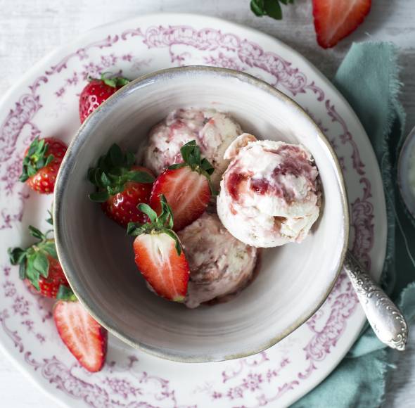 Erdbeer-Rhabarbereis mit Mascarpone