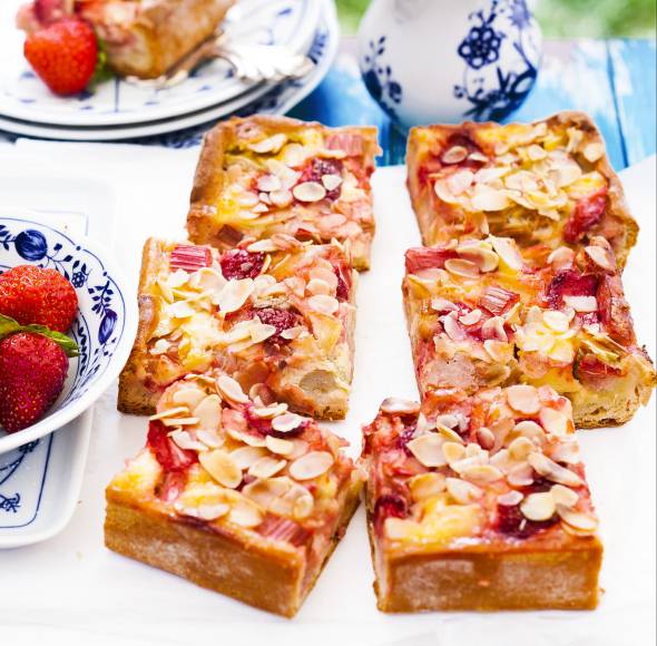 Erdbeer-Rhabarberkuchen mit Schmand