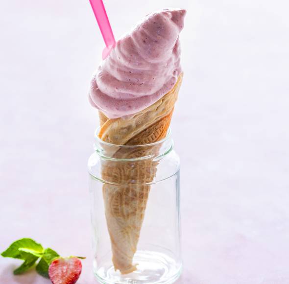 Erdbeer-Softeis mit Minze