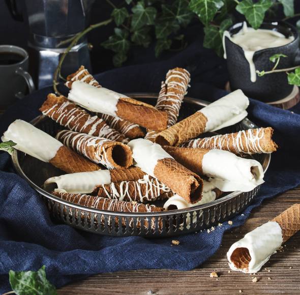 Espressowaffelröllchen mit weißer Schokoglasur