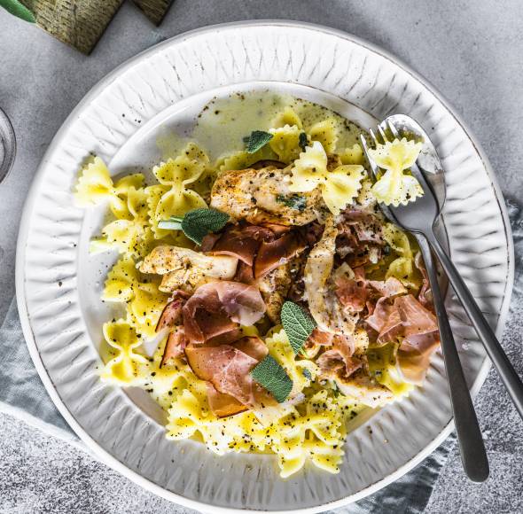 Farfalle mit Hähnchen in Saltimbocca-Soße
