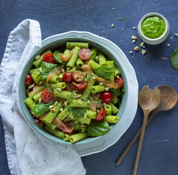 Fix: Nudelsalat mit Räucherlachs, Pestodressing, Kirschtomaten, Babyspinat mit frischem Dill