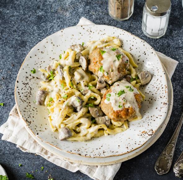 Frikadellen mit Rahm-Champignons und Spätzle