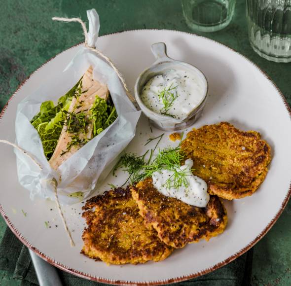 Gedämpfter Lachs mit Süßkartoffelrösti und Schmanddip