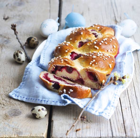 Gefüllter Hefezopf mit Kirschen