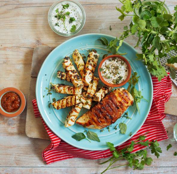 Gegrilltes Hähnchenbrustfilet im Pancettamantel mit Sellerie und Parmesandip