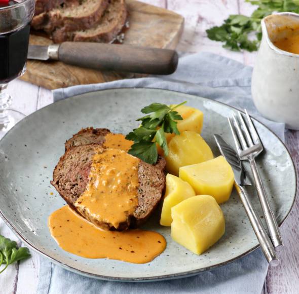 Hackbraten mit Kartoffeln und roter Soße