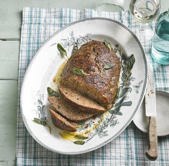 Hackbraten mit Salbei, Oliven und Topinamburstampf