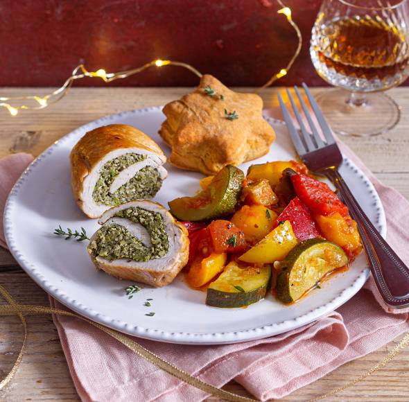 Hähnchenrouladen mit Ratatouille und Parmesanscones
