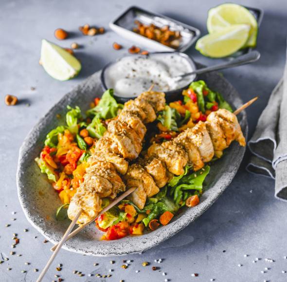 Hähnchenspieße mit Paprikasalat und Dip