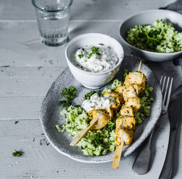 Hähnchenspieße mit Zaziki und Krautsalat