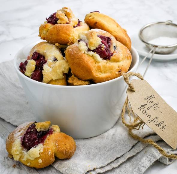 Hefe-Konfekt mit Cranberrys und Kirschen