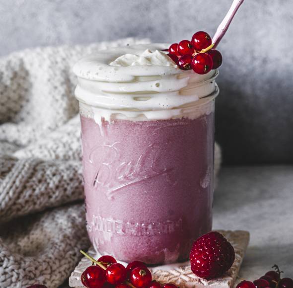 Hot Pink Drink - alkoholfrei (mit selbstgemachtem Sirup), mit Vanille-Schlagsahnehaube