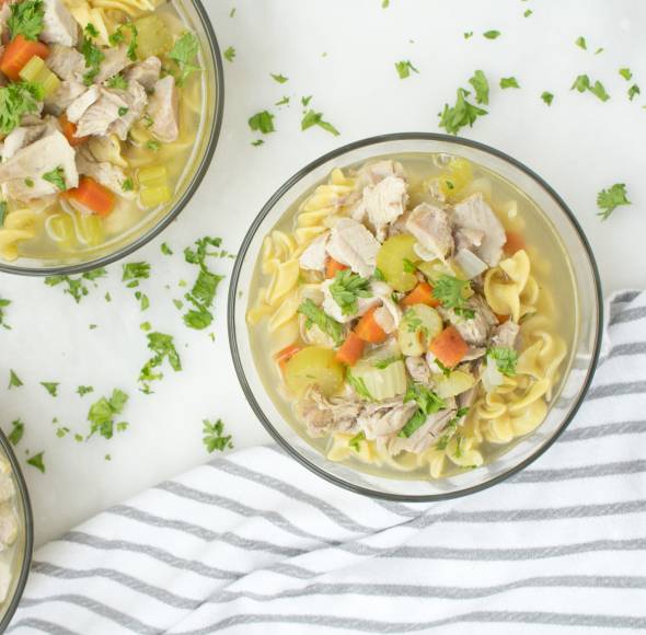 Hühnersuppe mit Nudeln und Karotten