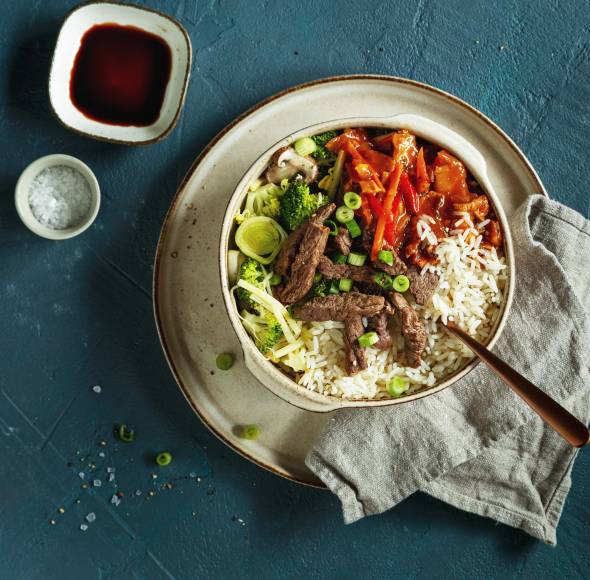 Kantonesische Rinderfiletstreifen mit Reis und Gemüse