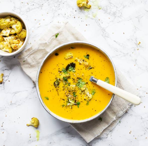 Karottensuppe mit geröstetem Sesam-Blumenkohl
