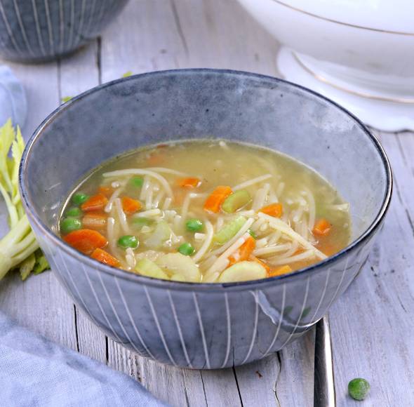 Klare Gemüsesuppe mit Nudeln