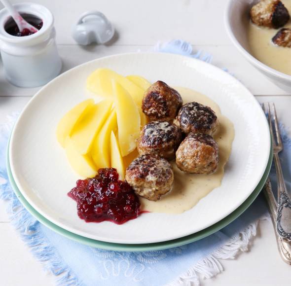 Köttbullar mit Kartoffeln und Preiselbeeren