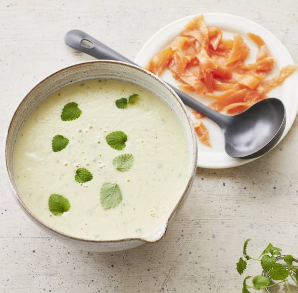 Kohlrabicremesuppe mit Räucherlachs