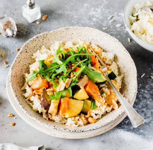 Kokos-Kürbistopf mit Erdnussbutter auf Jasminreis