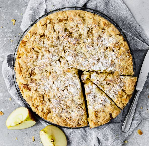 Kürbis-Apfel-Kuchen mit knusprigen Mandelstreuseln