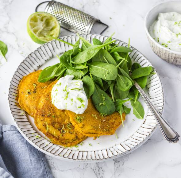 Kürbis-Karotten-Puffer mit Kräuter-Limetten-Quark