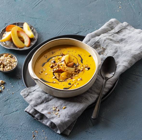 Kürbissuppe mit Äpfeln und Haselnüssen