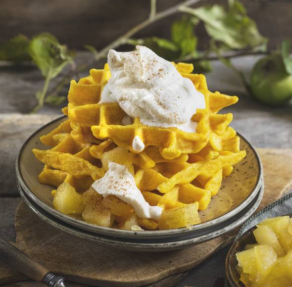 Kürbiswaffeln mit Apfelkompott und Zimtsahne