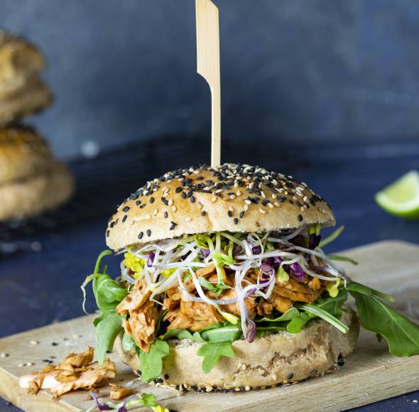 Lachs Burger (Dinkelbrioche, Pulled Lachs in Teriyaki-Soße, Rucola, Sprossen)