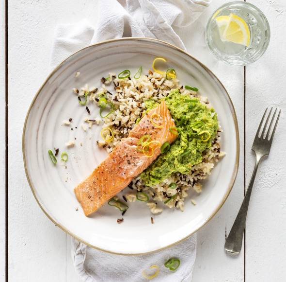 Lachsfilet auf Reis mit Brokkoli-Avocadocreme